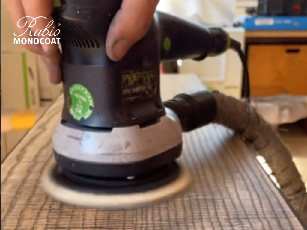 bílý pad Rubio na aplikaci olejů na dřevo